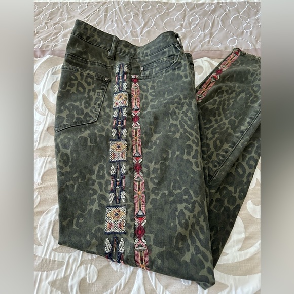 Tru Luxe Embroidered Camo jeans - Picture 2 of 2